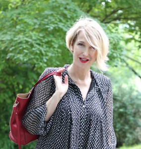 Glam up your Lifestyle-Bloggerin Claudia Steinlein, blonde Frau mit roter Tasche.