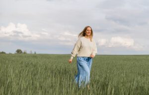 Alexa von Heyden ist erfahrene Journalistin, Kolumnistin und Buchautorin und beschäftigt sich schon von berufswegen gerne mal mit den schönen Dingen im Leben. Im Beautyinterview Ausgabe Februar'23 plaudert sie über Schönheit und verrät ihre Tricks. Schminktante, Anja Frankenhäuser, Beautytalk, Interview
