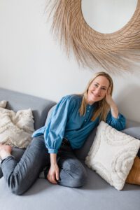Alexa von Heyden ist erfahrene Journalistin, Kolumnistin und Buchautorin und beschäftigt sich schon von berufswegen gerne mal mit den schönen Dingen im Leben. Im Beautyinterview Ausgabe Februar'23 plaudert sie über Schönheit und verrät ihre Tricks. Schminktante, Anja Frankenhäuser, Beautytalk, Interview