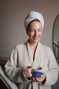Alexa von Heyden ist erfahrene Journalistin, Kolumnistin und Buchautorin und beschäftigt sich schon von berufswegen gerne mal mit den schönen Dingen im Leben. Im Beautyinterview Ausgabe Februar'23 plaudert sie über Schönheit und verrät ihre Tricks. Schminktante, Anja Frankenhäuser, Beautytalk, Interview