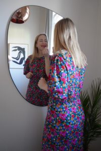 Alexa von Heyden ist erfahrene Journalistin, Kolumnistin und Buchautorin und beschäftigt sich schon von berufswegen gerne mal mit den schönen Dingen im Leben. Im Beautyinterview Ausgabe Februar'23 plaudert sie über Schönheit und verrät ihre Tricks. Schminktante, Anja Frankenhäuser, Beautytalk, Interview