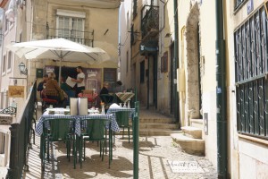 Alfama, Gasse, Straße, Lissabon, Restaurant, Portugal, unterwegs, Schminktante