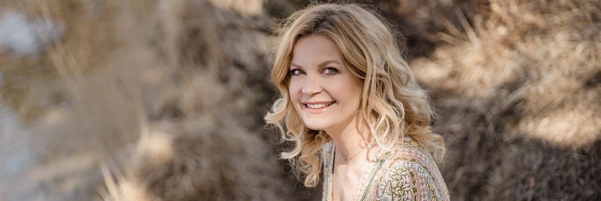 Beautyinterview auf schminktante.de im Dezember 2025 mit Moderatorin und Coach Eva Imhof.