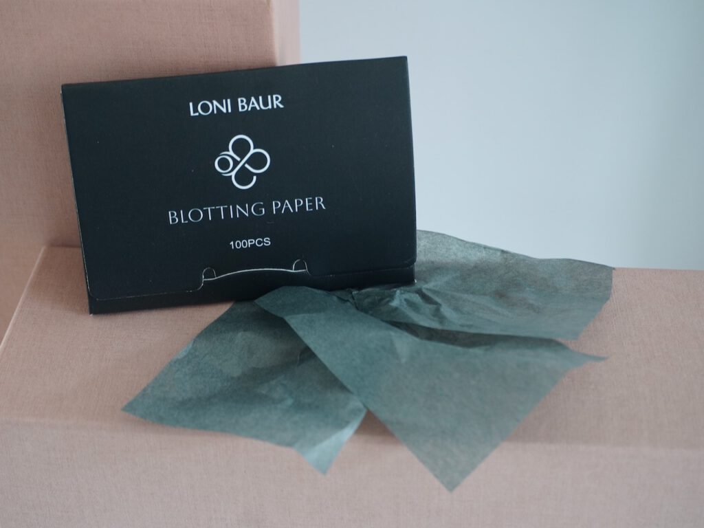 Loni Baur Editions präsentiert mit Blotting Papers ein neues Produkt im Sortiment. Jetzt in den aktuellen Beautynews für Herbst 2024 bei Schminktante Anja Frankenhäuser. Mattieren, Puderpapier, Make up