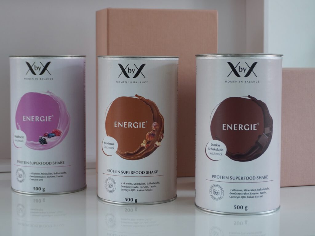 Die hochwertigen pflanzlichen Proteinpulver von XbyX Women gibt es in 3 neuen Geschmacksrichtungen. Schminktante Anja Frankenhäuser hat sie getestet. Nahrungsergänzungsmittel, Ernährung, gesundheit, Wechseljahre