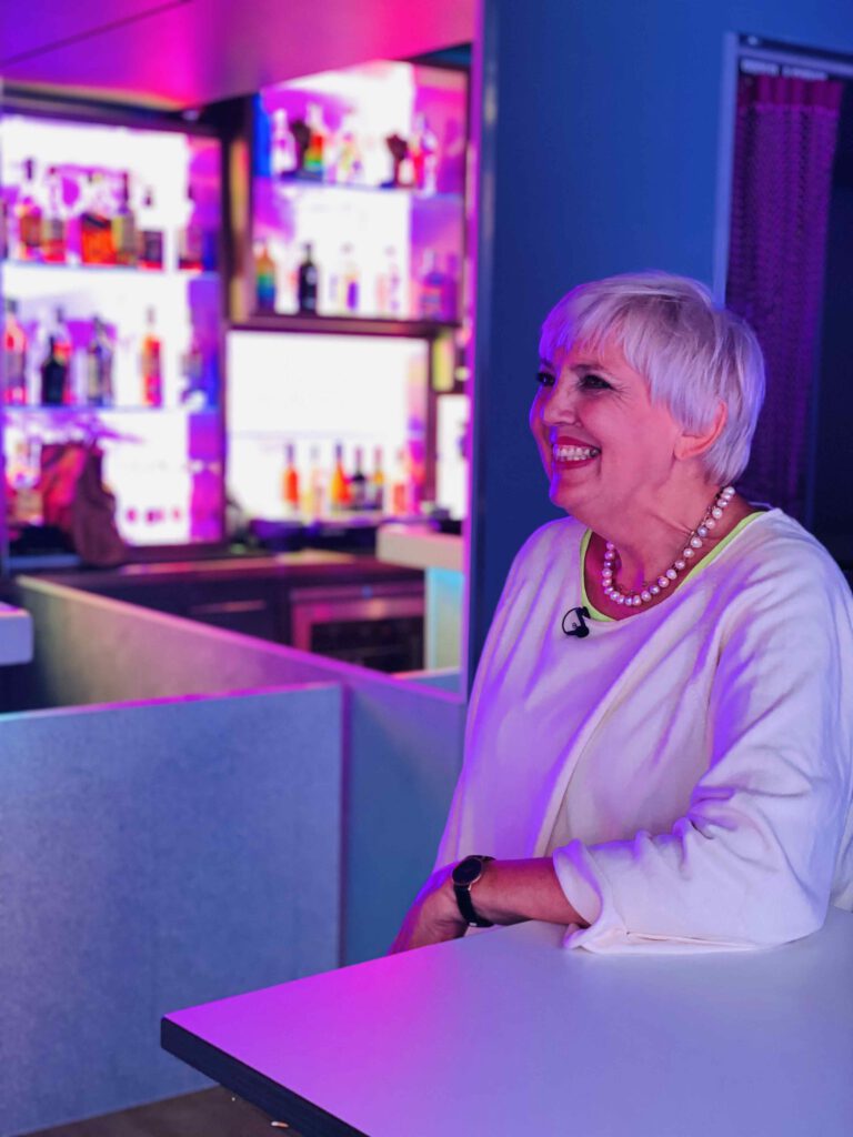 Staatsministerin Claudia Roth im Beautyinterview auf schminktante.de. Ausgabe April 2025. Anja Frankenhäuser, Bündnis90/DIE GRUENEN