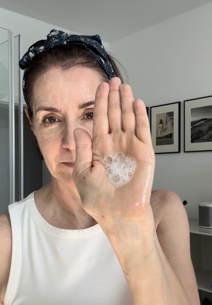 An Gesichtsreinigung scheiden sich manchmal die Geister. Fakt ist aber, dass am Ende eines Tages eine gründliche Gesichtsreinigung bester Ausgangspunkt für eine gute Regeneration der Haut über Nacht ist und damit einer der Grundsteine für eine schöne und gesunde Haut. Hautreinigung, Gesicht, Gesichtsreinigung, schminktante, Anja Frankenhäuser