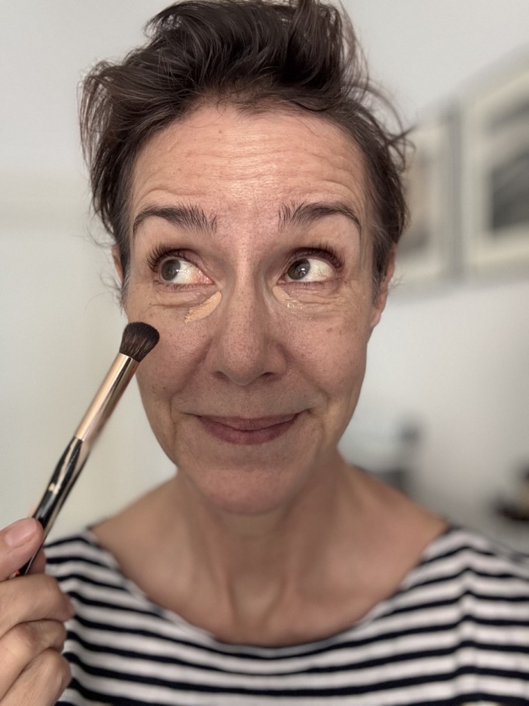 Kann man online die richtige Nuance für Foundation oder Concealer finden? Auf schminktante.de zeige ich euch Tipps & Tricks, wie eventuell Fehlkäufe vermeidest.