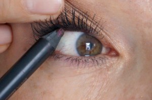 Tightlining - der unsichtbare Eyeliner für ausdrucksstärkere Augen erklärt von der Schminktante.