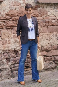 Ein Blazer, lässig gestylt. Teil 2 der Bloggeraktion der Modeflüsterin dreht sich um die Jacke des Hosenanzuges in einem lässigen Style.