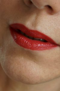 Audio Podcast zum Thema Lippen-Make up. Bei den Fab Forties erfahrt ihr alles über gepflegte Lippen, die besten Produkte und alle Texturen, die man so auf den Lippen spazieren tragen kann.