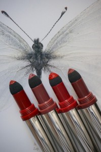 Clinique präsentiert die neuen Pop Lip Shadow Cushion Lip Powder - hochpugmentierte Lippenpuder in 8 Farbtönen.