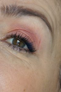 Der Frühjahr/Sommerlook 2018 von Clarins - auf jenseits der 40 noch ein Hingucker. Make up Tipps von der Schminktante.