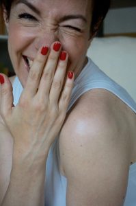 Auf vielfachen Leserwunsch zeigt Schminktante Anja Frankenhäuser Step by Step ihr Ritual zur Maniküre. Schöne und gepflegte Hände und Fingernägel.