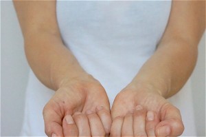 Die Äderchen an den Handgelenken helfen, den Hautunterton zu ermitteln.