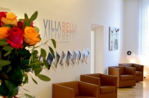 Wartezimmer und Empfang in der Villa Bella in München.
