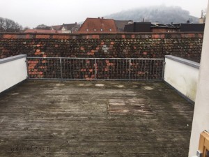 Die neue Dachterasse hat 30 Quadratmeter und schaut auf den Durlacher Turmberg.