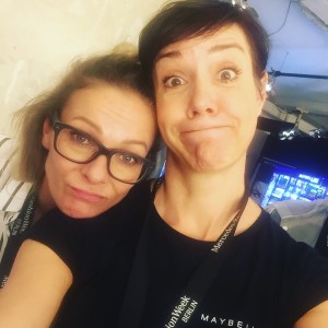 Die Schminktante Anja Frankenhäuser und Kollegin Katja Stawarz auf der Berlin Fashionweek, Juli 2017.