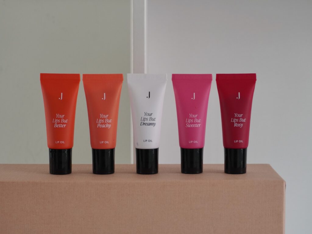 JACKS Beautyline hat die Lip Oils in ein neues Gewand gepackt. Jetzt in den aktuellen Beautynews für Herbst 2024 bei Schminktante Anja Frankenhäuser. Lippenpflege, Make up