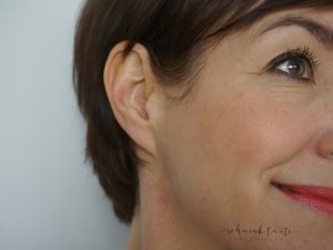 Neutrale oder frische Töne, die zum Typ und zum Teint passen komplettieren das Make up in einem reifen Gesicht viel besser als zu dunkle Farben.