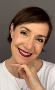 Beautynews im Frühling 2025. Kuratiert von Schminktante Anja Frankenhäuser. Make up Look mit dunklen Lippen. Alle Produkte von Jacks beautyline.