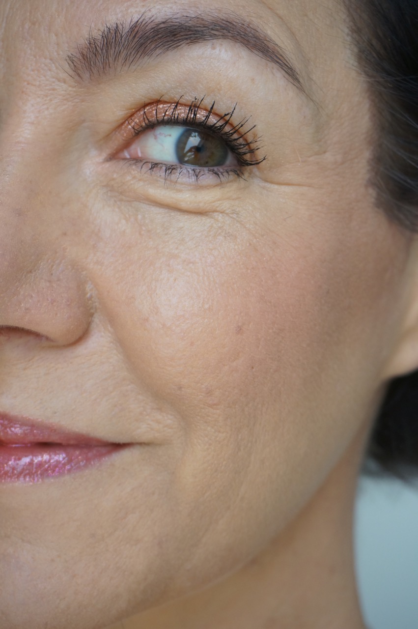 Anti Aging und ein Make up im Metallic Look schließen sich keineswegs aus. Schminkprofi Anja Frankenhäuser verrätdie besten Tricks dazu. 