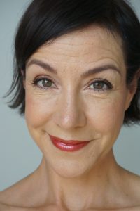 Anti Aging und ein Make up im Metallic Look schließen sich keineswegs aus. Schminkprofi Anja Frankenhäuser verrätdie besten Tricks dazu.