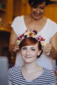Braut mit Make up Artist und Blumenkranz.