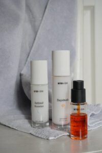Alles über Hautpflege mit Retinol. Tipps und Tricks und alles zum Retinol Booster von Beyer & Söhne. Schminktante, Anja Frankenhäuser, Kosmetik, Hautpflege, Anti Aging, Hauterneuerung, glatte Haut