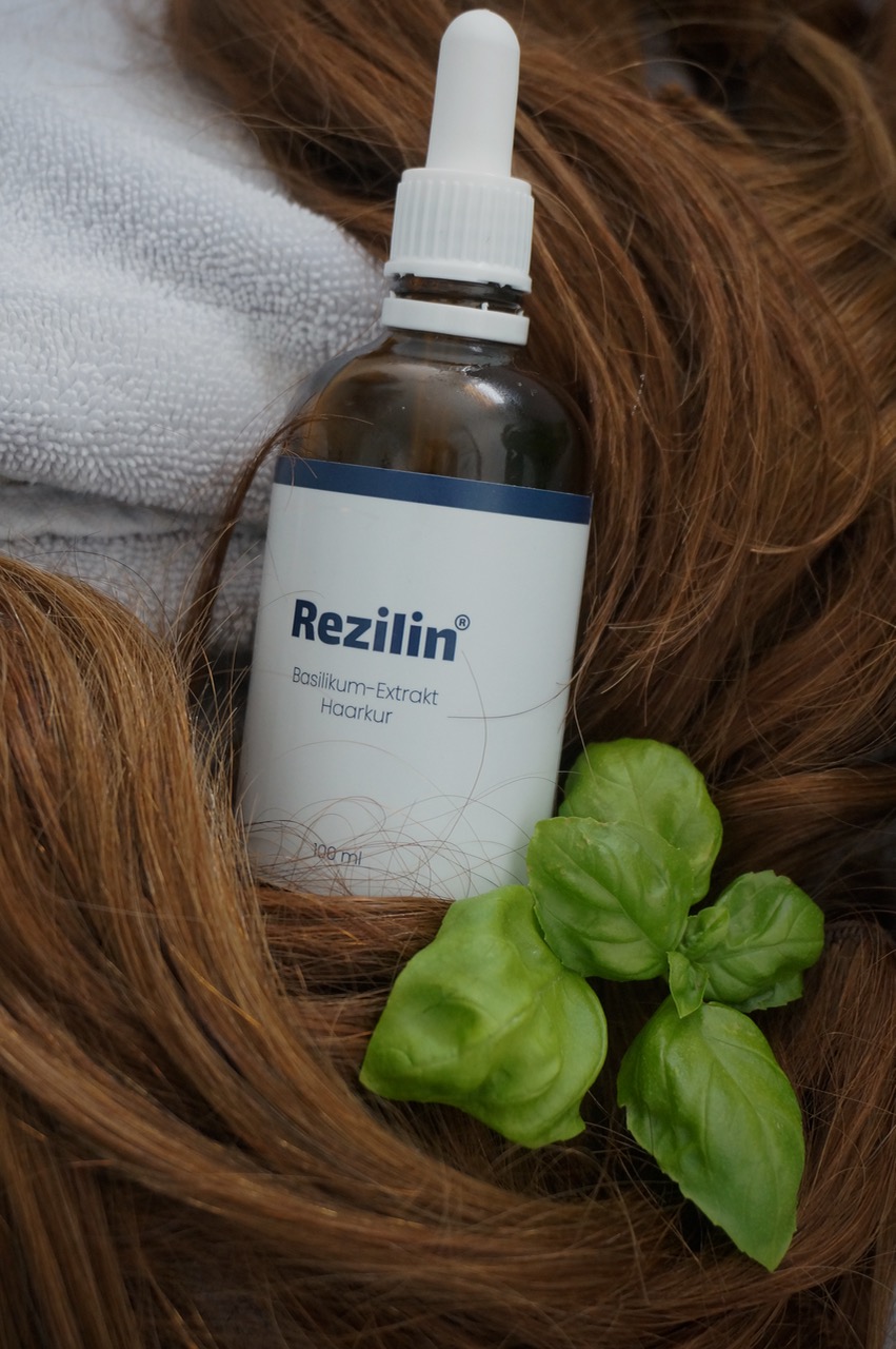 Basilikum gegen Haarausfall? Volleres Haar durch Rhizinussöl? Schminktante Anja Frankenhäuser hat die Haarkur von Rezilin ausprobiert.