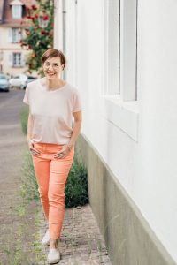 Werbung. Schminktante Anja Frankenhäuser zeigt frische Sommerlooks von TONI Fashion. Passend dazu gibt es ein Make up Tutorial zur Modefarbe des Jahres 2019: Living Coral.