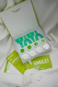 Schminktante Anja Frankenhäuser hat das Zahnkorrektursystem von SmileMeUp getestet und verlost ein Abdruckset an ihre Leser. Zahnkorrektur, gerade Zähne, Zahnschienen, Zahnspange, unsichtbar, Schminktante, Anja Frankenhäuser, beauty, Beautyblog, Ästhetik