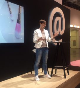 Beautybloggerin Anja Frankenhäuser aka Schminktante spricht im Websalon der Fachmesse BEAUTY Düsseldorf 2019 über ihre Erfahrungen.