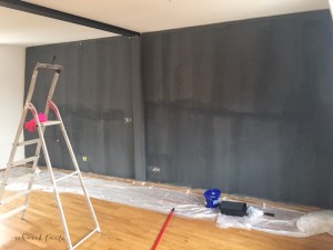 Wand mit erstem Farbauftrag, der sehr streifig geworden ist.
