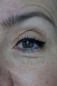 Joli Rouge & Black heißt der reduzierte Make up Look von Clarins für Herbst und Winter 2018/19. Schminktante Anja Frankenhäuser hat getestet.