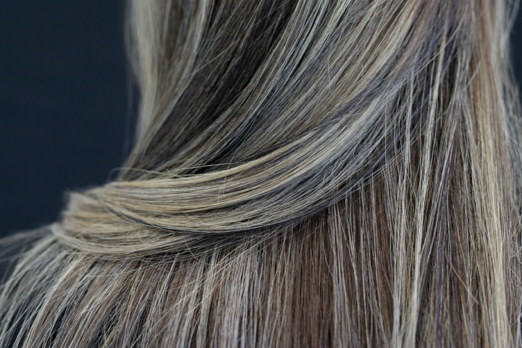Ist Grau das neue Blond? Oder Braun? Oder Rot? Zurück zur ergrauten Naturhaarfarbe liegt im Trend. Aber wie gelingt es? Grey Blending kann helfen. Alle Details auf schminktante.de von Anja Frankenhäuser. Foto by malivoja, iStock