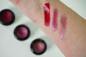 Die Pantone Color of the year 2023 heißt Viva Magenta. Pink, Rot, Magenta, Farbe des Jahres, Schminktante, Anja Frankenhäuser, Make up, Modetrend, Trendfarbe, Shamanic Cosmetics, Pigmente, Candy Colours
