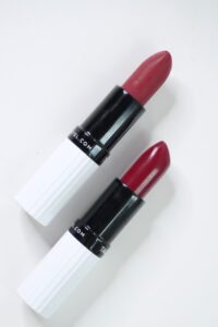 Die Pantone Color of the year 2023 heißt Viva Magenta. Pink, Rot, Magenta, Farbe des Jahres, Schminktante, Anja Frankenhäuser, Make up, Modetrend, Trendfarbe, UND GRETEL, Hibiskus, Love Berry, Lippenstift, Tagarot